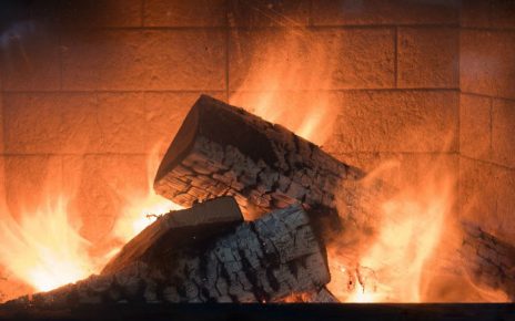 leña en chimenea