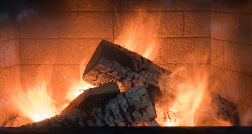 leña en chimenea