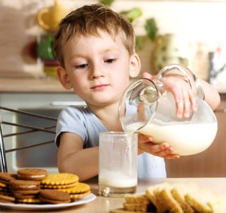 Por qué debes darle leche a los niños de la casa
