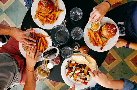 No llevar una dieta equilibrada y saltarse comidas