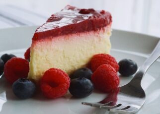Tarta de queso con mermelada de arándanos