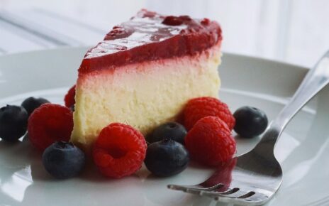 Tarta de queso con mermelada de arándanos