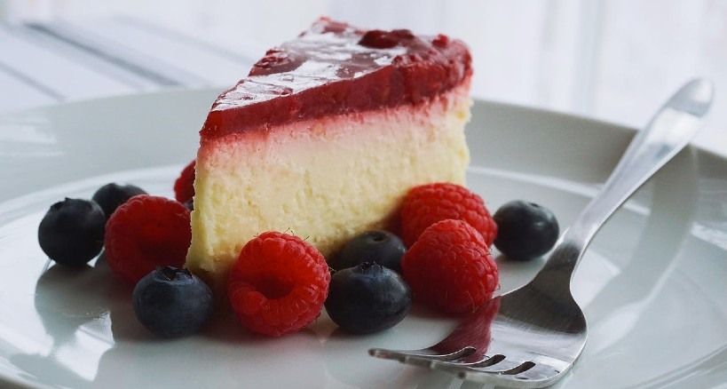 Tarta de queso con mermelada de arándanos