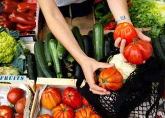 Hasta qué hora está abierta la tienda de alimentos más cercana
