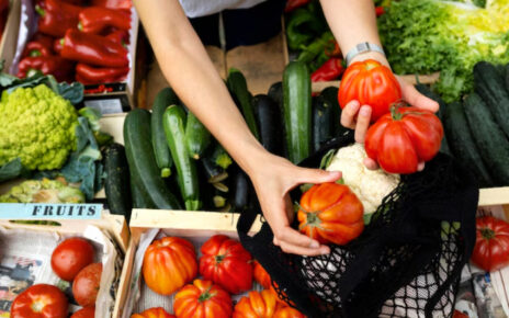 Hasta qué hora está abierta la tienda de alimentos más cercana